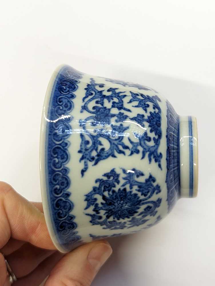 A CHINESE BLUE AND WHITE 'LOTUS' CUP 青花纏枝蓮紋杯 《大清乾隆年製》款 - Image 4 of 8
