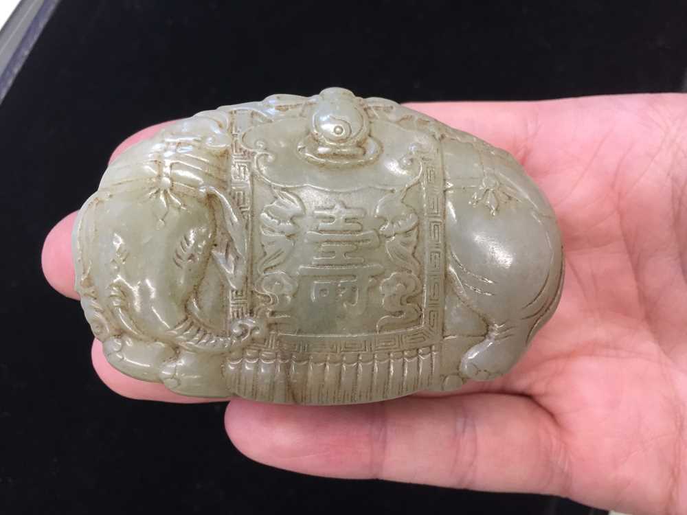 A CHINESE CELADON JADE 'ELEPHANT' BOX AND COVER 青玉雕象紋蓋盒 - Image 7 of 10