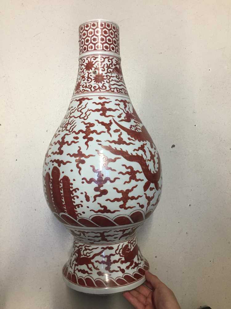 A LARGE CHINESE IRON RED-DECORATED 'DRAGON AND PHOENIX' VASE 礬紅龍鳳呈祥紋瓶 - Image 9 of 15