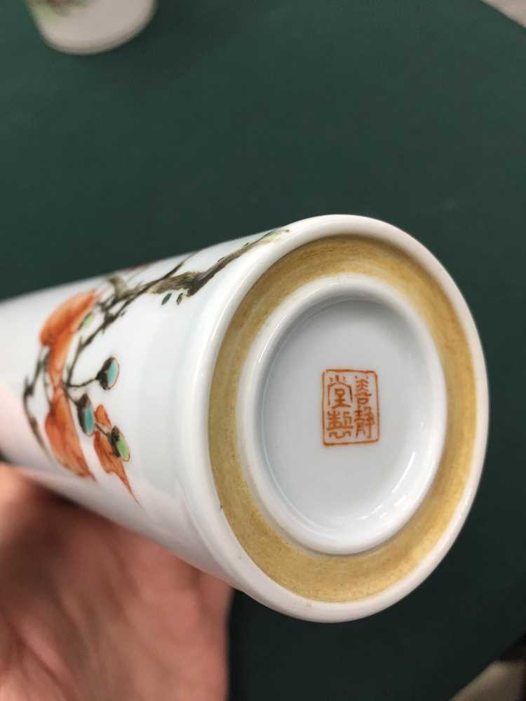 A CHINESE QIANJIANG-ENAMELLED 'BIRD' BRUSH POT 民國時期 淺絳彩鳥紋筆筒 - Image 10 of 12