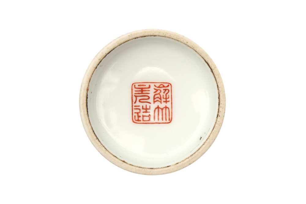 A CHINESE FAMILLE-ROSE 'VASES' BOWL 清十九或二十世紀 粉彩花園紋盌 - Image 3 of 15