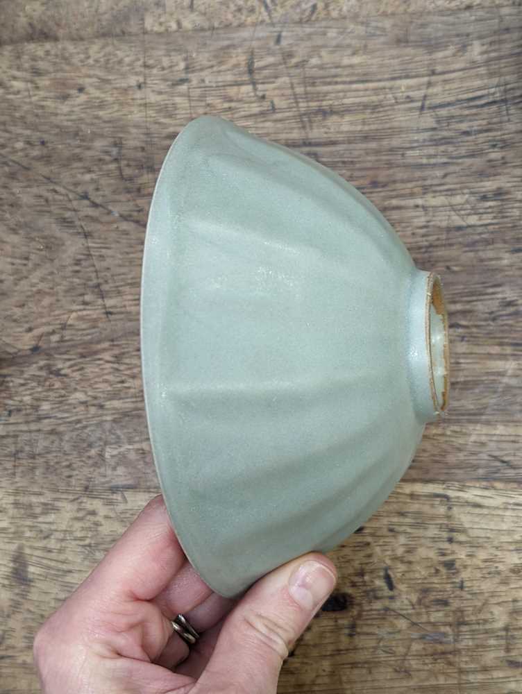 A CHINESE LONGQUAN CELADON 'LOTUS PETAL' BOWL 南宋或元 龍泉青釉蓮瓣盌 - Image 4 of 9