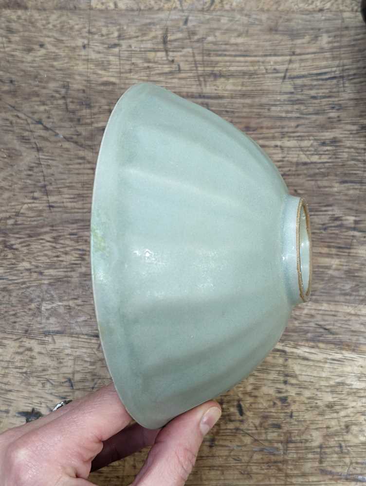 A CHINESE LONGQUAN CELADON 'LOTUS PETAL' BOWL 南宋或元 龍泉青釉蓮瓣盌 - Image 5 of 9