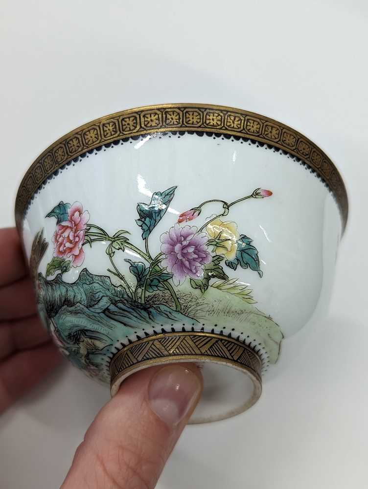 A GROUP OF TWO CHINESE FAMILLE-ROSE CUPS AND TWO SMALL BOWLS 民國時期 約一九二零至一九四零年 粉彩盃兩件及小盌兩件 《江西瓷業公司》款 - Image 24 of 26