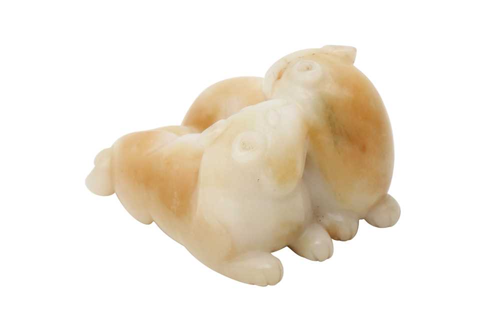 A CHINESE CREAM JADE 'CATS' CARVING 清 白玉雕貓 - Image 2 of 10