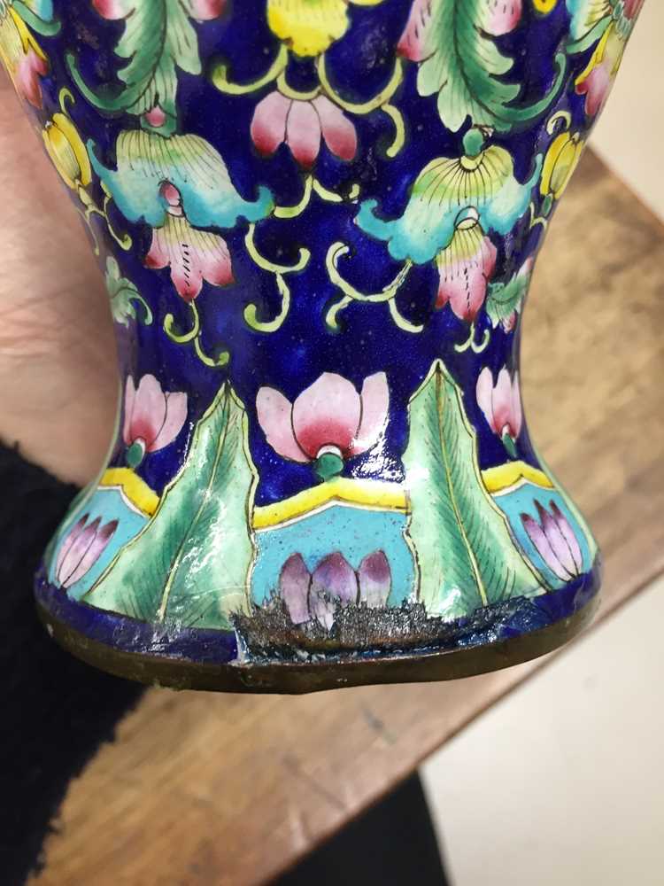 A CHINESE CANTON-ENAMEL 'LOTUS' VASE 二十世紀早期 廣東銅胎畫琺瑯纏枝蓮紋瓶 - Image 7 of 9