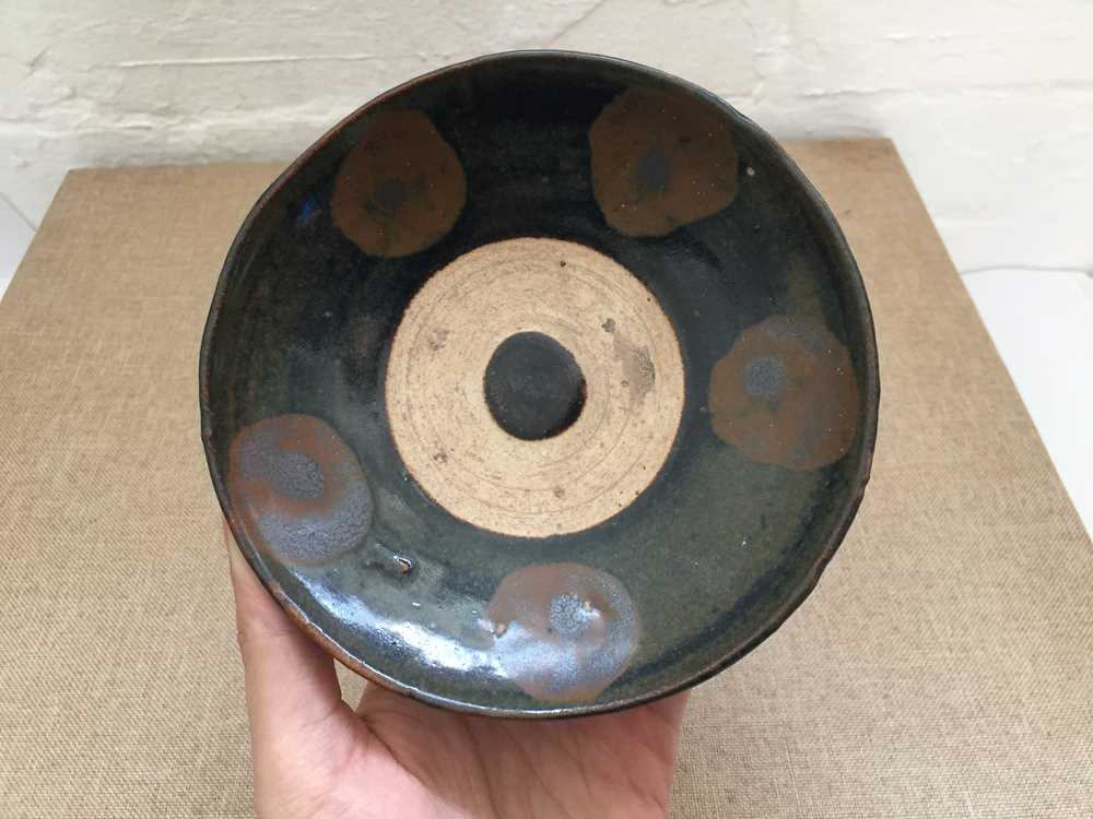 A CHINESE HENAN RUSSET-SPLASHED BLACK-GLAZED DISH 晉或元 黑釉鐵鏽斑盌 - Image 8 of 9