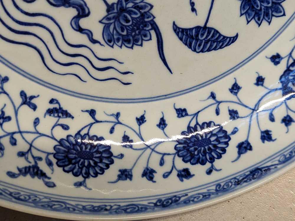 A CHINESE BLUE AND WHITE MING-STYLE 'LOTUS BOUQUET' CHARGER 青花一把蓮紋大盤 - Image 14 of 17