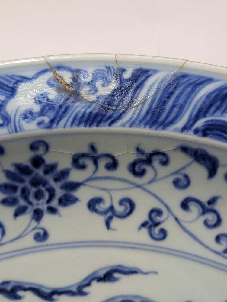 A CHINESE BLUE AND WHITE 'DRAGON AND PHOENIX' CHARGER 青花龍鳳呈祥大盤 - Image 3 of 9