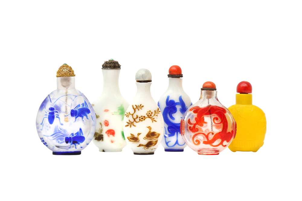 A GROUP OF SIX CHINESE BEIJING GLASS SNUFF BOTTLES 套料鼻煙壺一組六件