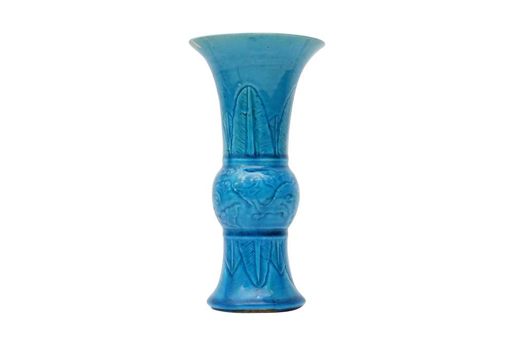 A CHINESE TURQUOISE-GLAZED 'DRAGON AND LINGZHI' VASE, GU 民國時期 孔雀藍釉暗刻龍紋觚