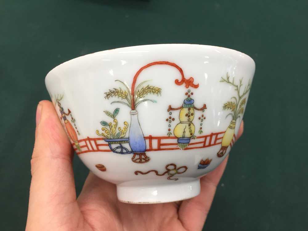 A CHINESE FAMILLE-ROSE 'VASES' BOWL 清十九或二十世紀 粉彩花園紋盌 - Image 7 of 15