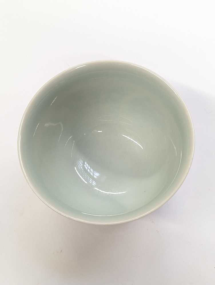 A CHINESE BLUE AND WHITE 'LOTUS' CUP 青花纏枝蓮紋杯 《大清乾隆年製》款 - Image 6 of 8