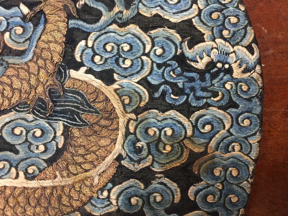 A CHINESE SILK EMBROIDERED MIDNIGHT-BLUE 'DRAGON' ROUNDEL, BUZI 清咸豐 絲繡龍紋補子 - Image 6 of 16