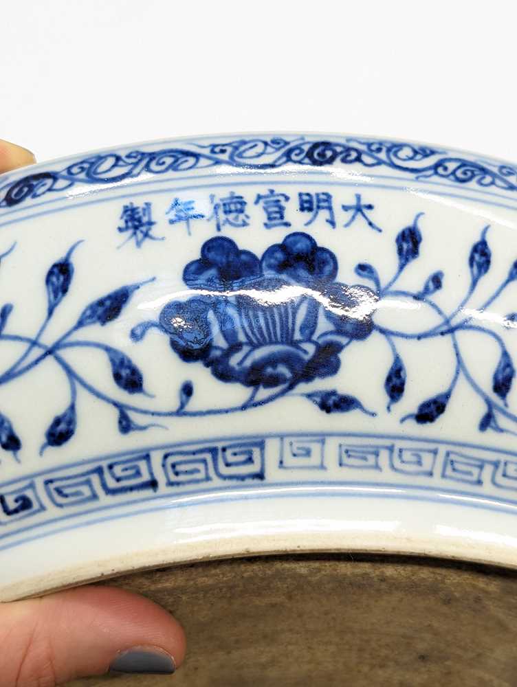 A CHINESE BLUE AND WHITE MING-STYLE 'LOTUS BOUQUET' CHARGER 青花一把蓮紋大盤 - Image 12 of 17