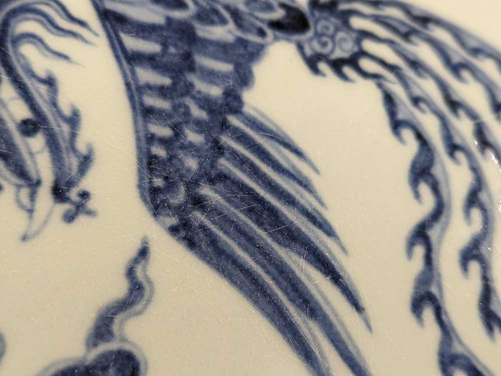 A CHINESE BLUE AND WHITE 'DRAGON AND PHOENIX' CHARGER 青花龍鳳呈祥大盤 - Image 5 of 9