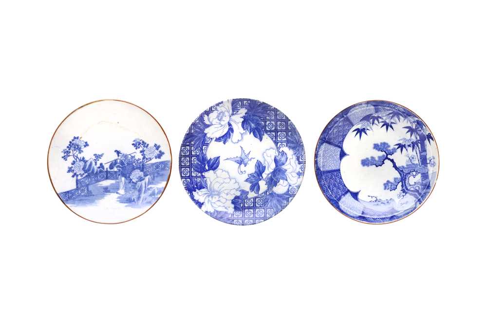 A GROUP OF THREE JAPANESE TRANSFER-PRINTED BLUE AND WHITE DISHES