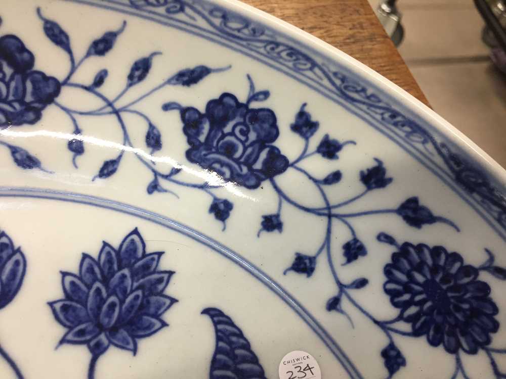 A CHINESE BLUE AND WHITE MING-STYLE 'LOTUS BOUQUET' CHARGER 青花一把蓮紋大盤 - Image 7 of 17