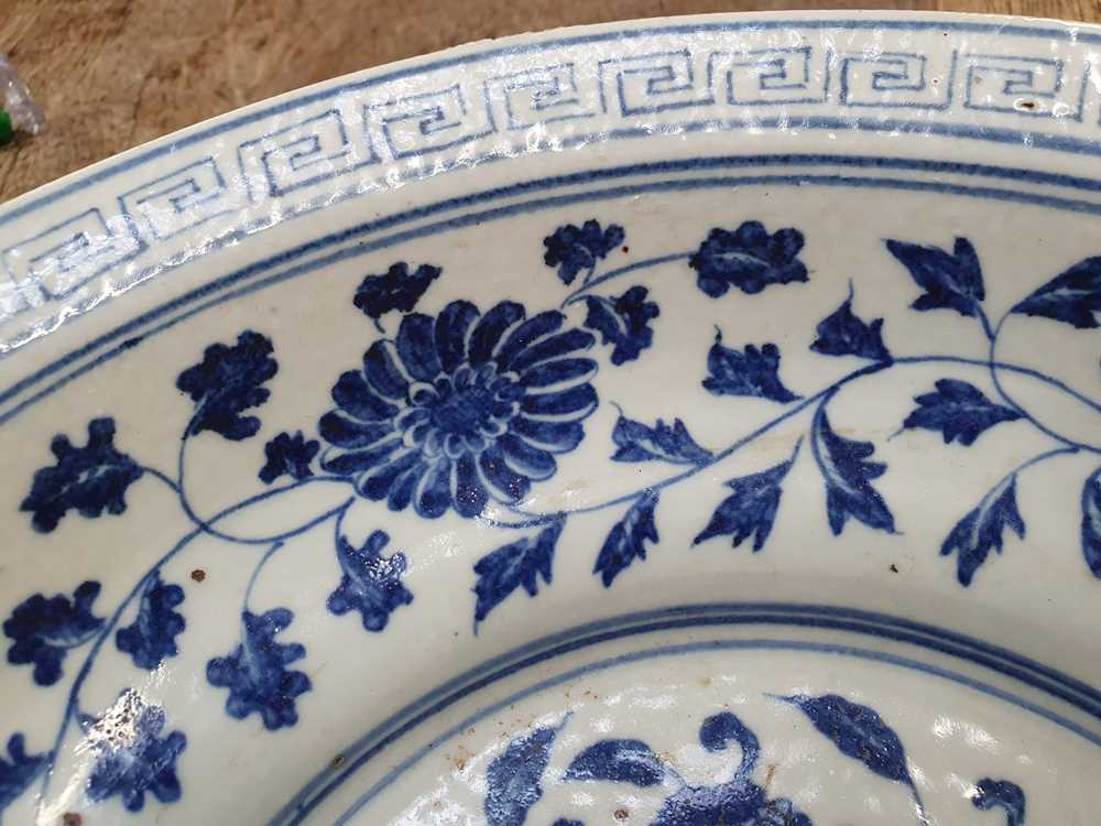 A CHINESE BLUE AND WHITE 'FLOWERS' DISH 清十九世紀 青花繪花卉圖紋碟連木座 - Image 6 of 12