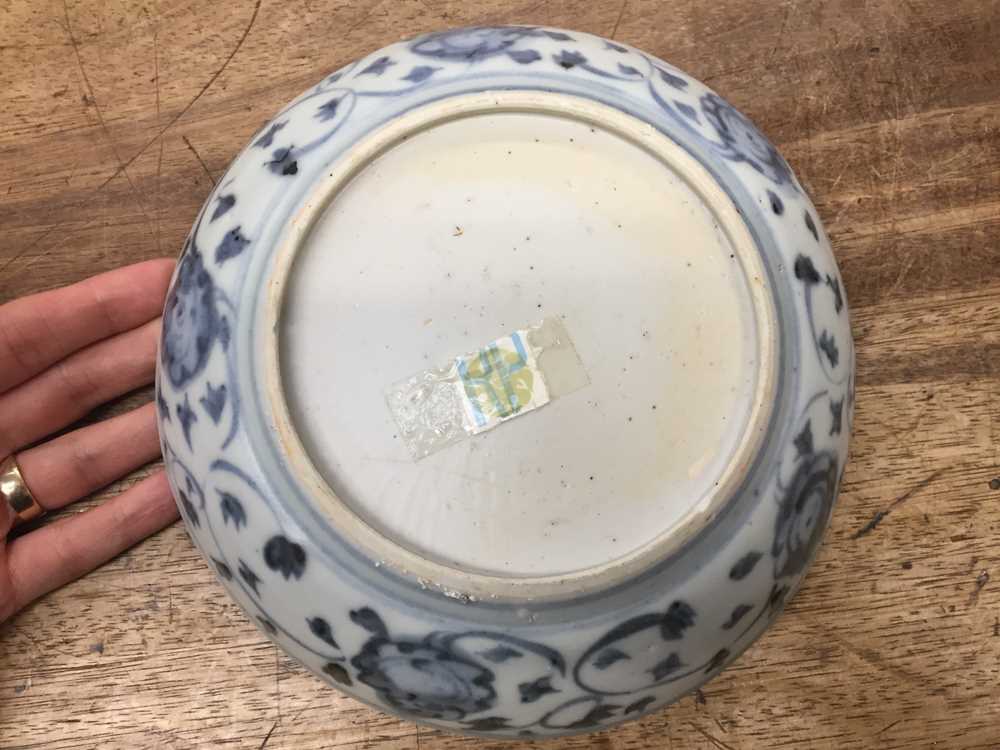 TWO CHINESE BLUE AND WHITE DISHES 明 青花花卉紋盤兩件 - Image 10 of 13