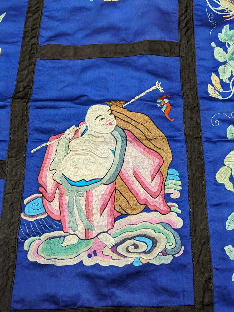 A LARGE CHINESE SILK EMBROIDERED 'BUDDHIST' HANGING 民國時期 刺繡仙人壁掛 - Image 8 of 20