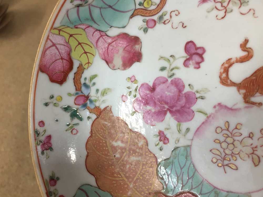 A CHINESE FAMILLE-ROSE 'PSEUDO TOBACCO LEAF' DISH 清十八世紀 粉彩烟草葉紋盤 - Image 6 of 13