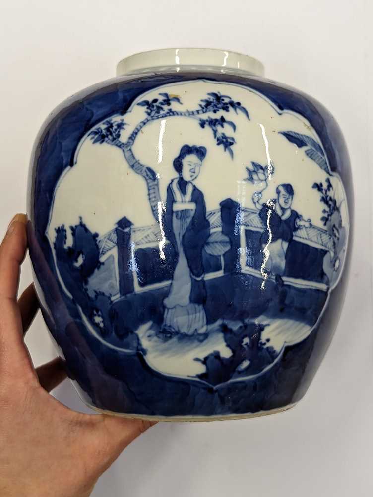 A CHINESE BLUE AND WHITE JAR AND COVER 清十九世紀 庭園人物圖蓋瓶 - Image 4 of 12