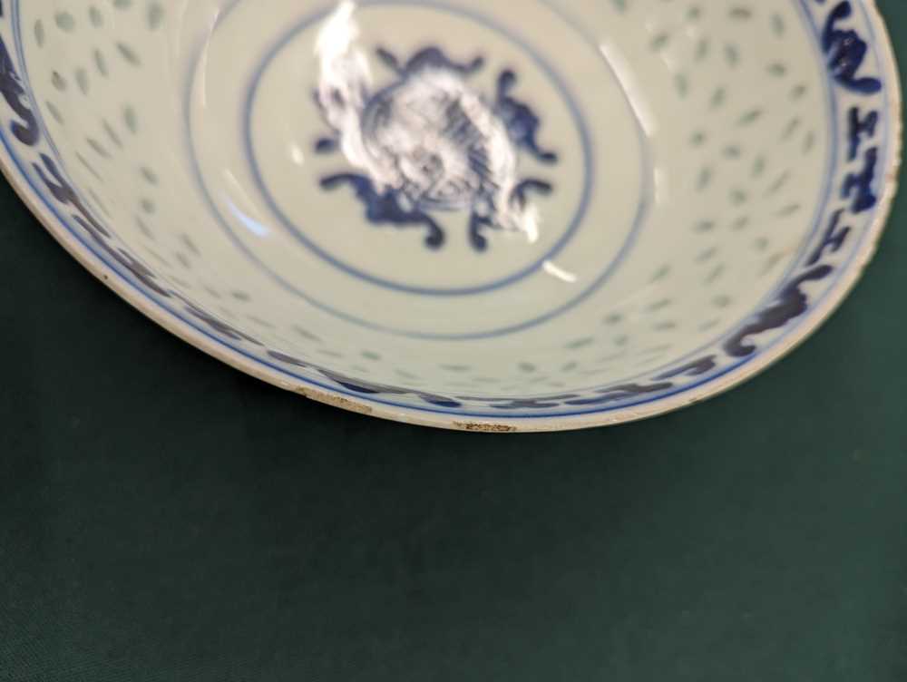 A CHINESE BLUE AND WHITE 'RICE GRAIN' BOWL 清十九世紀晚期 青花玲瓏瓷盌 - Image 8 of 11