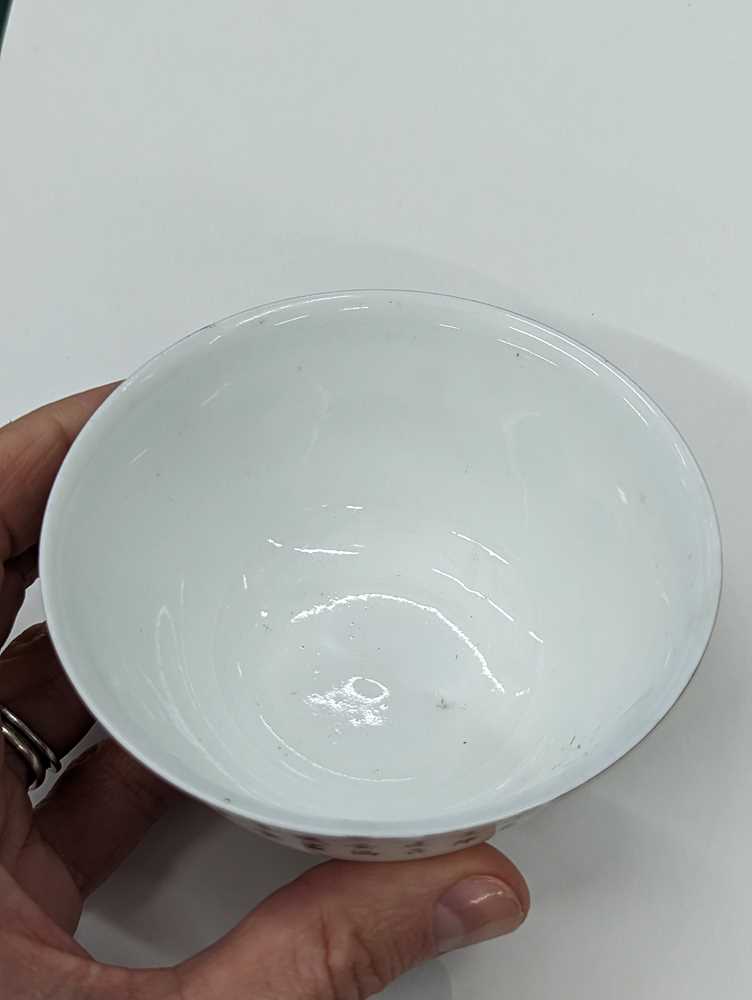 A GROUP OF TWO CHINESE FAMILLE-ROSE CUPS AND TWO SMALL BOWLS 民國時期 約一九二零至一九四零年 粉彩盃兩件及小盌兩件 《江西瓷業公司》款 - Image 21 of 26