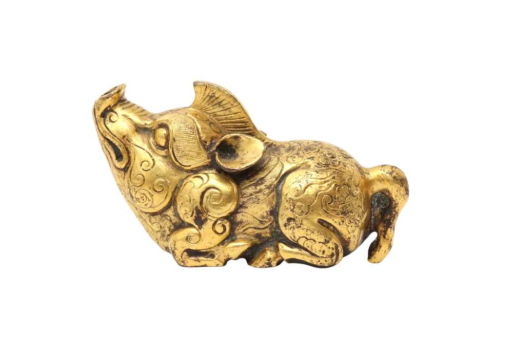 A CHINESE GILT-BRONZE 'PIG' SCROLL WEIGHT 清十九或二十世紀 鎏金銅豬形鎮紙 - Image 2 of 2