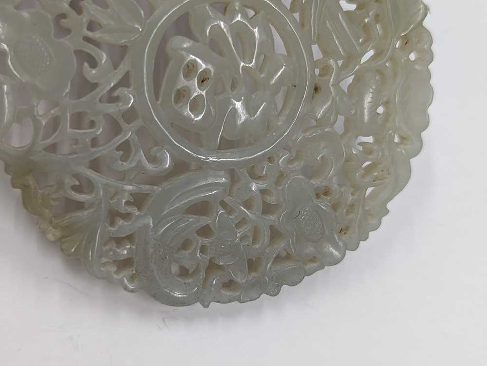 A CHINESE PALE-CELADON JADE RETICULATED 'FU' PLAQUE 青白玉雕「福」牌飾 - Image 5 of 9