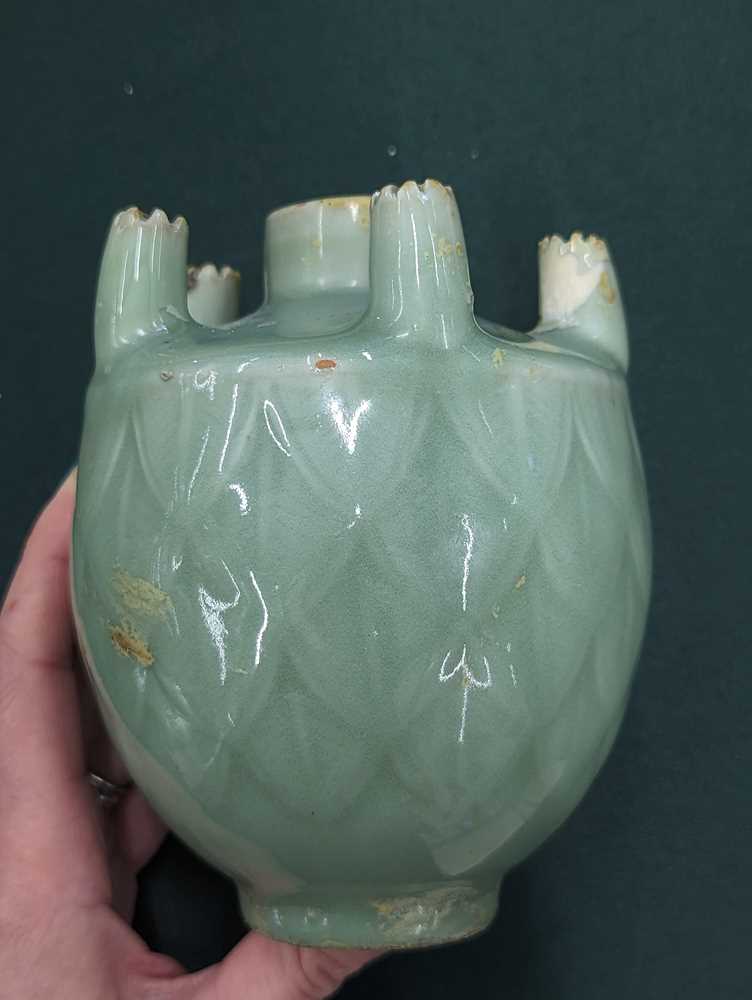 A CHINESE CELADON-GLAZED FLOWER VASE 晚清 青釉花瓶 - Image 9 of 9