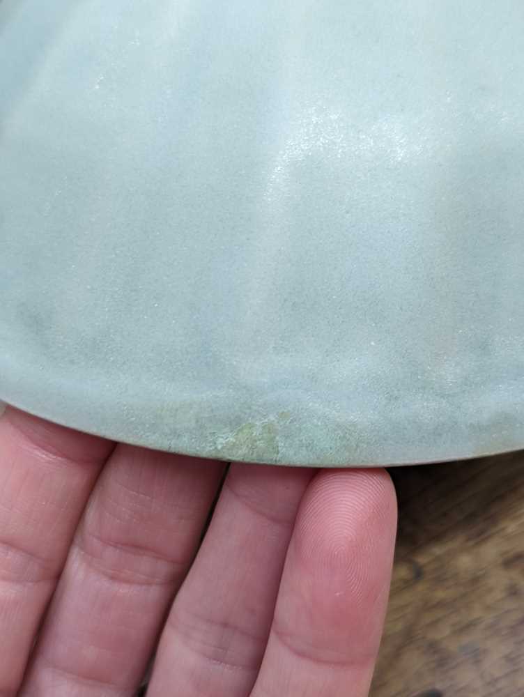 A CHINESE LONGQUAN CELADON 'LOTUS PETAL' BOWL 南宋或元 龍泉青釉蓮瓣盌 - Image 6 of 9