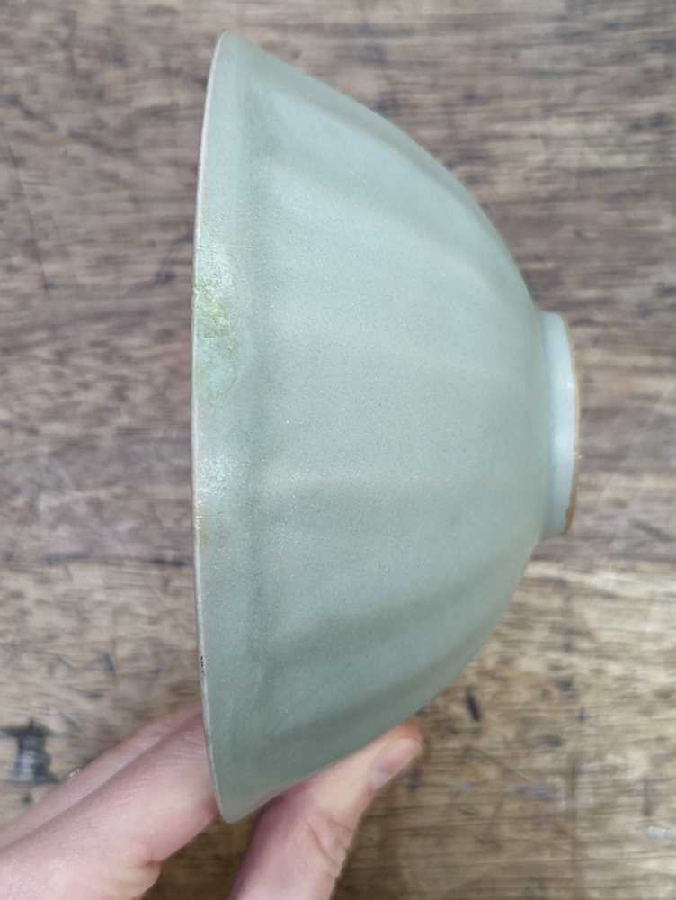 A CHINESE LONGQUAN CELADON 'LOTUS PETAL' BOWL 南宋或元 龍泉青釉蓮瓣盌 - Image 2 of 9