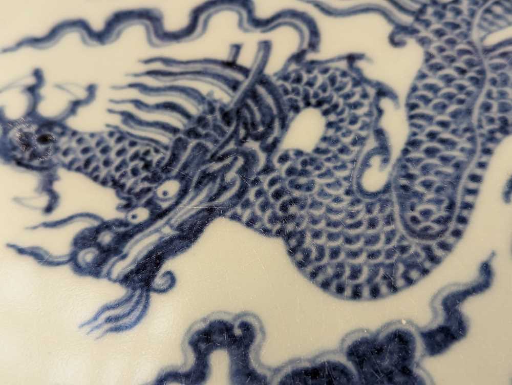 A CHINESE BLUE AND WHITE 'DRAGON AND PHOENIX' CHARGER 青花龍鳳呈祥大盤 - Image 4 of 9