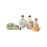 A GROUP OF FOUR CHINESE PORCELAIN SNUFF BOTTLES 二十世紀 瓷製鼻煙壺一組四件