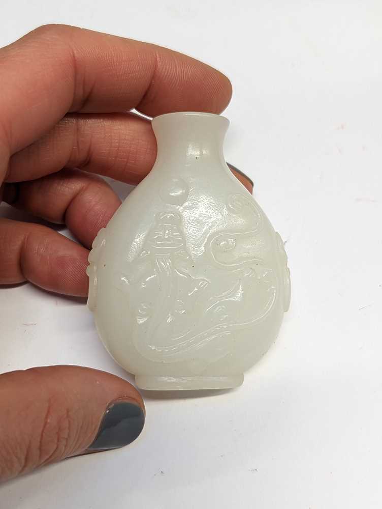 λ A CHINESE PEKING GLASS 'CHILONG' SNUFF BOTTLE 二十世紀 套料螭龍紋鼻煙壺 - Image 2 of 11