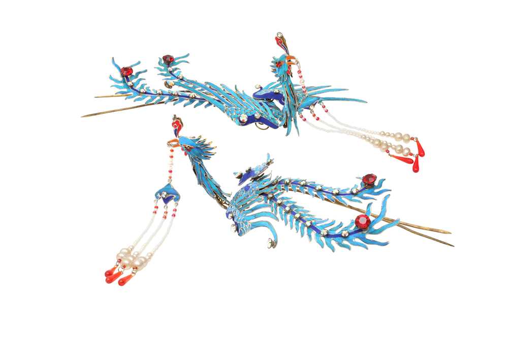 λ A PAIR OF CHINESE GILT-METAL AND KINGFISHER-FEATHER 'PHOENIX' HAIRPINS, DIANCUI 點翠左右側鳳一對