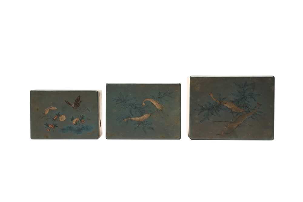 A SET OF THREE FUZHOU LACQUER BOXES AND COVERS 十九或二十世紀 綠漆蓋盒一組三件 - Image 2 of 3