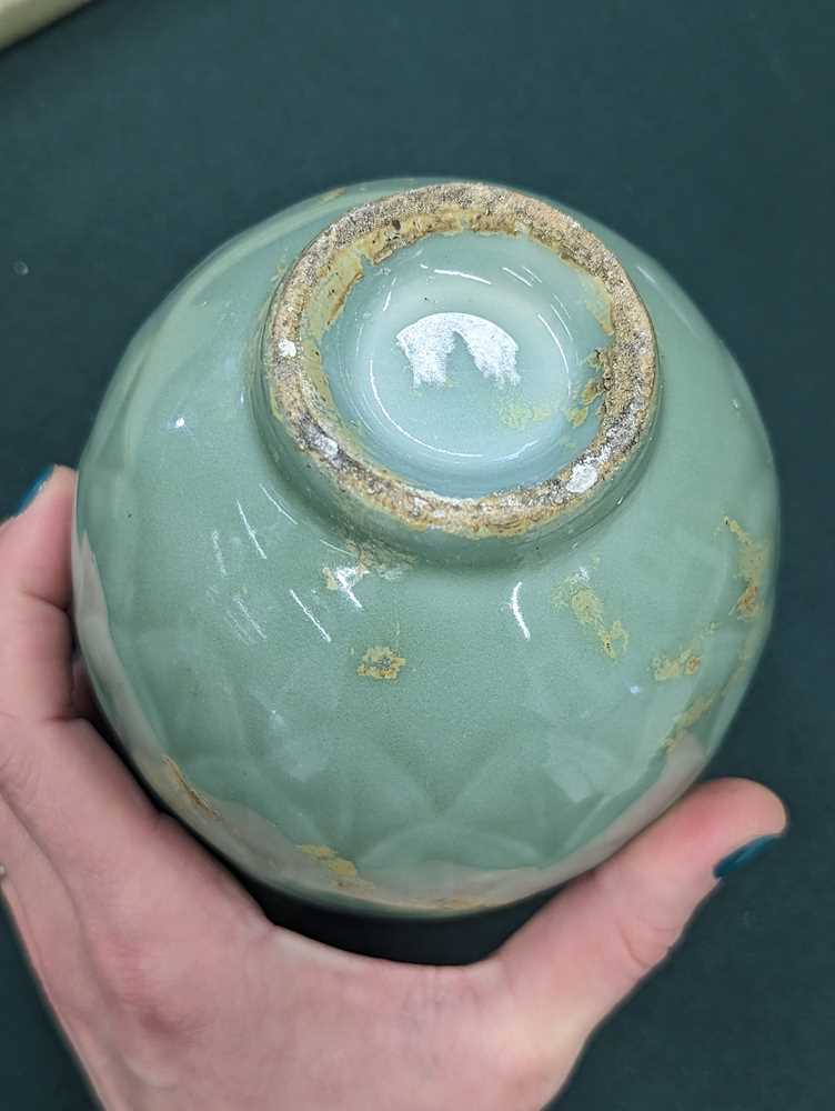 A CHINESE CELADON-GLAZED FLOWER VASE 晚清 青釉花瓶 - Image 7 of 9