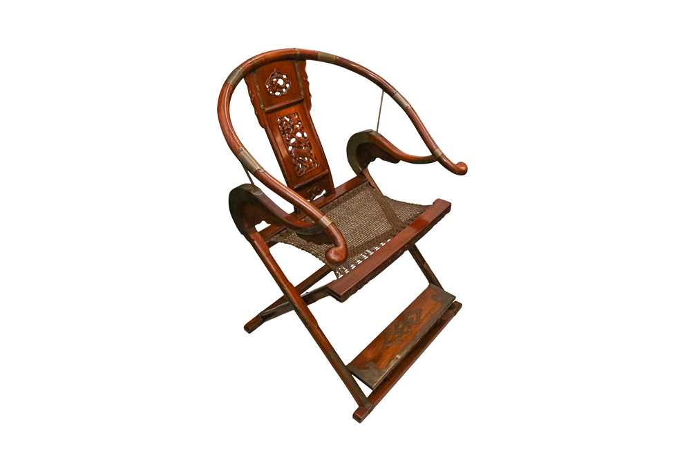 λ A CHINESE HUANGHUALI HORSESHOE-BACK FOLDING CHAIR, JIAO YI 十九或二十世紀 黃花梨交椅 - Image 2 of 35