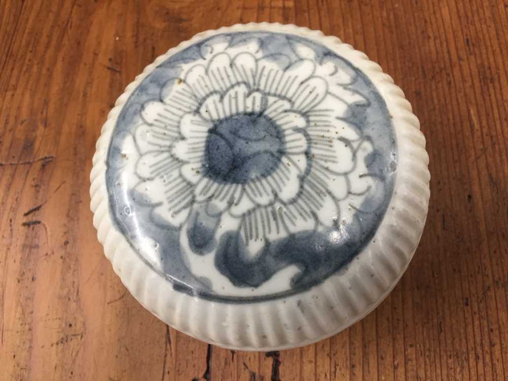 A CHINESE BLUE AND WHITE 'PEONY' BOX AND COVER 明 青花牡丹紋蓋盒 - Image 2 of 9