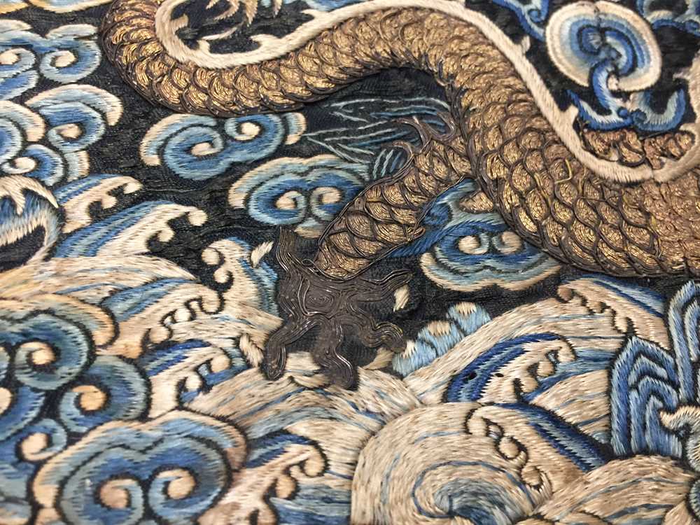 A CHINESE SILK EMBROIDERED MIDNIGHT-BLUE 'DRAGON' ROUNDEL, BUZI 清咸豐 絲繡龍紋補子 - Image 15 of 16