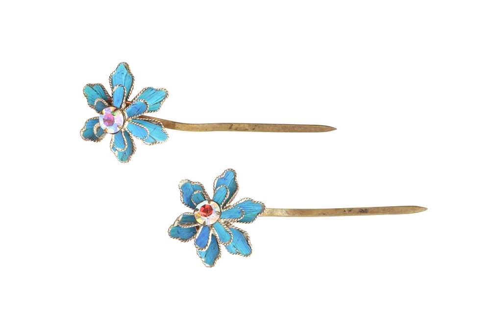 λ TWO CHINESE GILT-METAL AND KINGFISHER-FEATHER 'FLOWER' PINS 約1970年代 點翠花形髮夾一組兩件