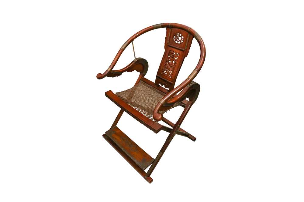 λ A CHINESE HUANGHUALI HORSESHOE-BACK FOLDING CHAIR, JIAO YI 十九或二十世紀 黃花梨交椅 - Image 3 of 35