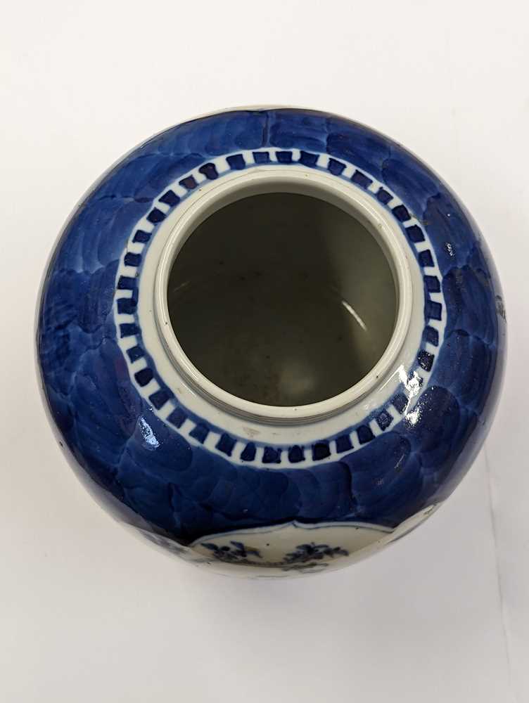A CHINESE BLUE AND WHITE JAR AND COVER 清十九世紀 庭園人物圖蓋瓶 - Image 5 of 12