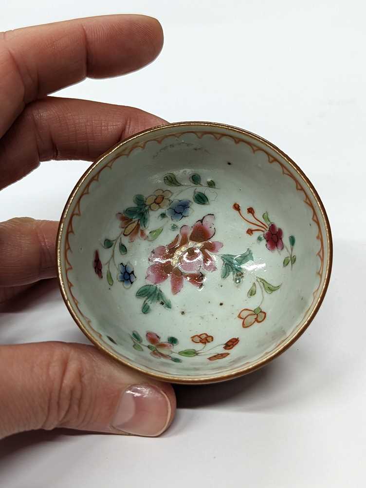 A GROUP OF CHINESE CUPS AND DISHES 清至二十世紀 各式盃及盌一組 - Image 61 of 67