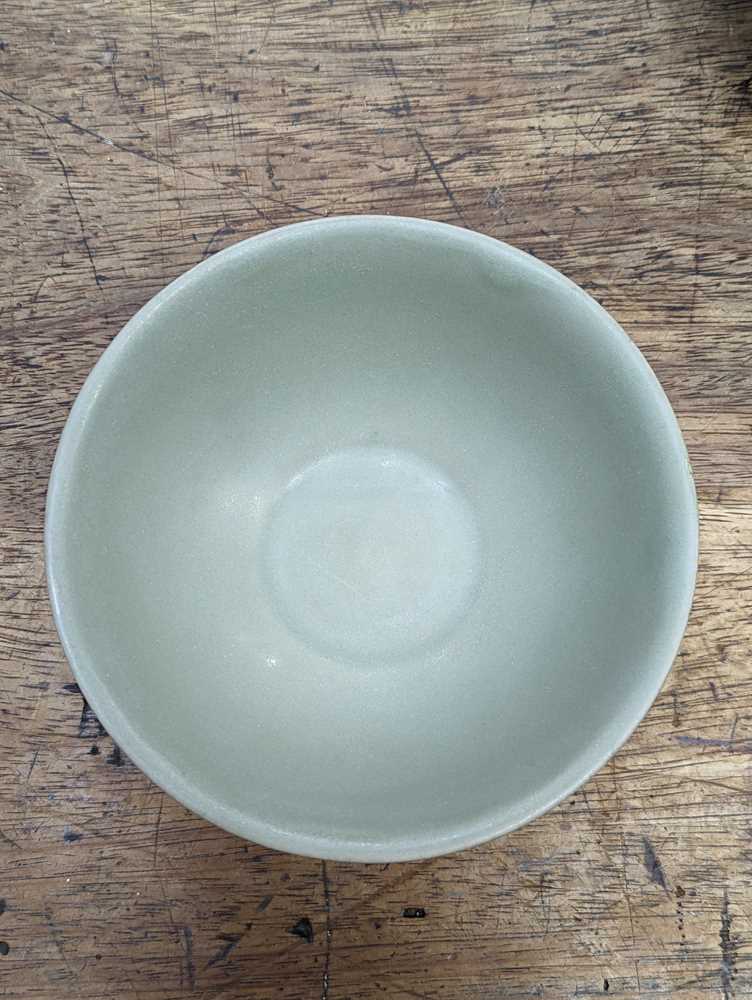 A CHINESE LONGQUAN CELADON 'LOTUS PETAL' BOWL 南宋或元 龍泉青釉蓮瓣盌 - Image 7 of 9