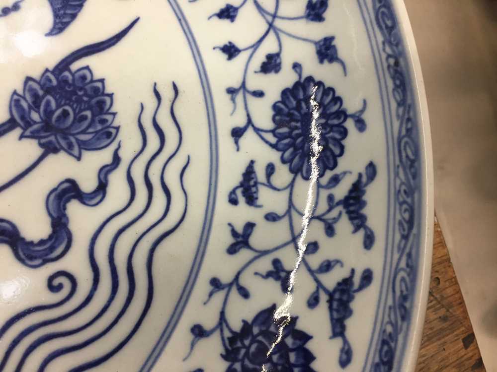 A CHINESE BLUE AND WHITE MING-STYLE 'LOTUS BOUQUET' CHARGER 青花一把蓮紋大盤 - Image 6 of 17