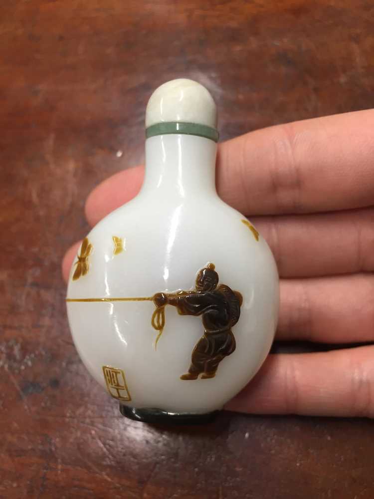 A GROUP OF FIVE CHINESE BEIJING GLASS SNUFF BOTTLES 十九或二十世紀 套料鼻煙壺一組五件 - Image 3 of 17